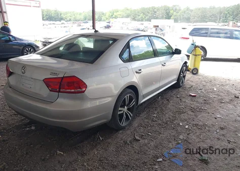 2013 Volkswagen Passat 2.5L S z USA, uszkodzony, nr VIN 1VWAP7A33DC078114